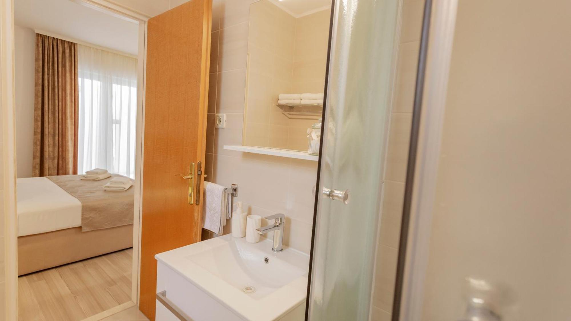 Baska Voda Apartments - Steps From The Beach, Free Parking, Central Location 外观 照片